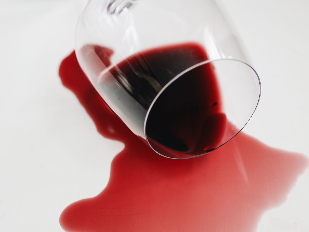 Macchia di vino rosso sui vestiti: cosa fare nei primi 5 minuti